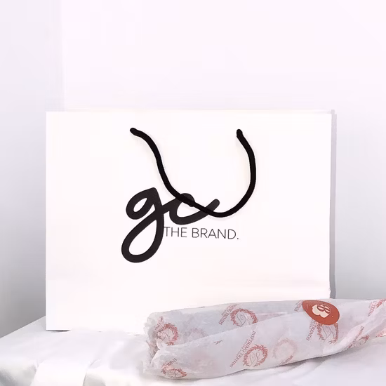 Sac en papier de sac fourre-tout en papier ivoire de couleur blanche personnalisée 220GSM pour magasin de tissu